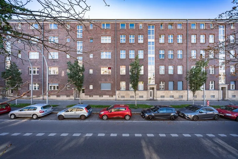 Wohnung mit Balkon nahe dem S-Bhf. Greifswalder Straße in Prenzlauer Berg neu zu vermieten — photo 1